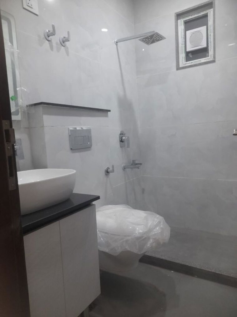 Bathroom, malviya nagar 3 Bedroom 100 Sq.Yd. Builder Floor In Malviya Nagar Delhi 10043678