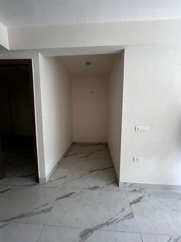 Room in 2.5 BHK Builder Floor at Smart World Gems, Sector 89 – for Rent
