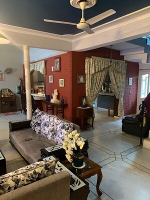 Living Room in 6 BHK Independent House at Dlf Phase I – for Sale
