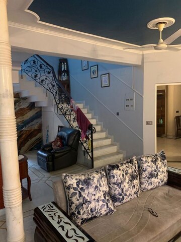 Living Room in 6 BHK Independent House at Dlf Phase I – for Sale