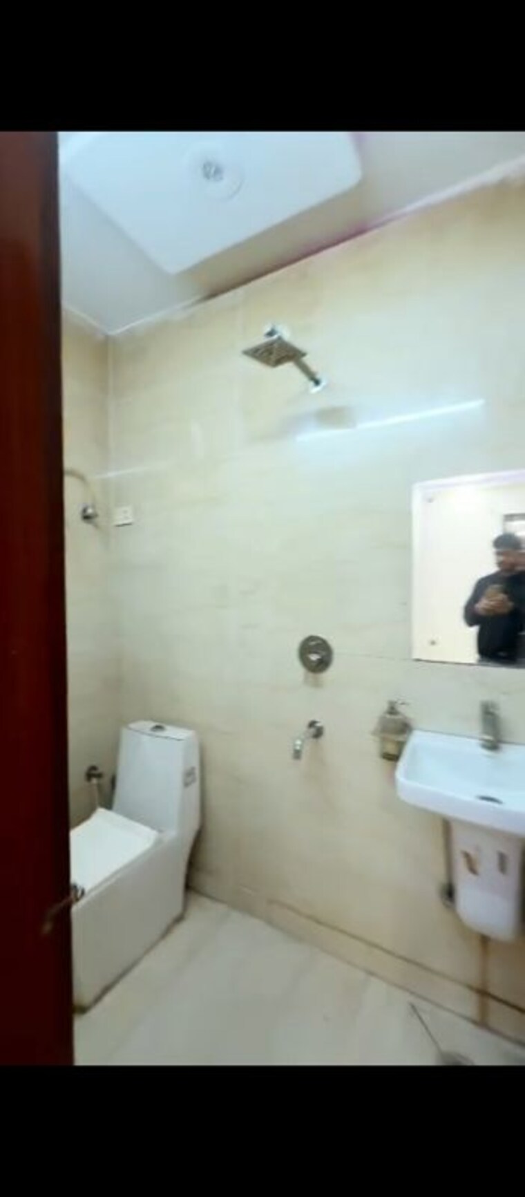 Bathroom, dwarka mor 3 Bedroom 100 Sq.Yd. Builder Floor In Dwarka Mor Delhi 10043954