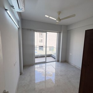 Room in 3 BHK Apartment at Signature Global City, Sector 37d – for Rent