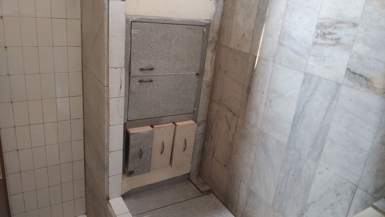 Bathroom, arun-vihar-sector-37 2 Bedroom 750 Sq.Ft. Apartment In Sector 37 Noida 10044063