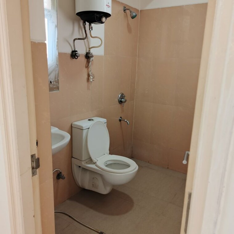 Bathroom, emaar-emerald-floors-premier 4 Bedroom 1975 Sq.Ft. Apartment In Sector 65 Gurgaon 10044115