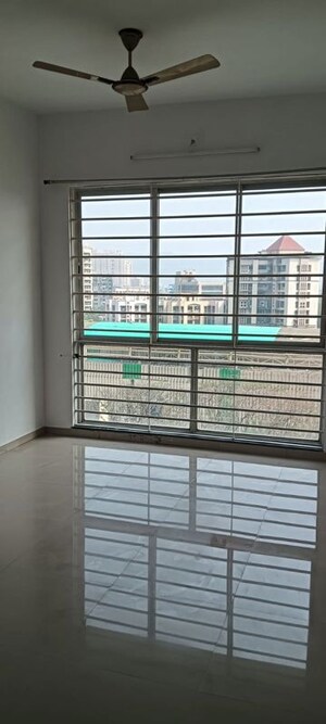 3 BHK Apartment For Rent in Sheth Vasant Lawns, Laxmi Nagar