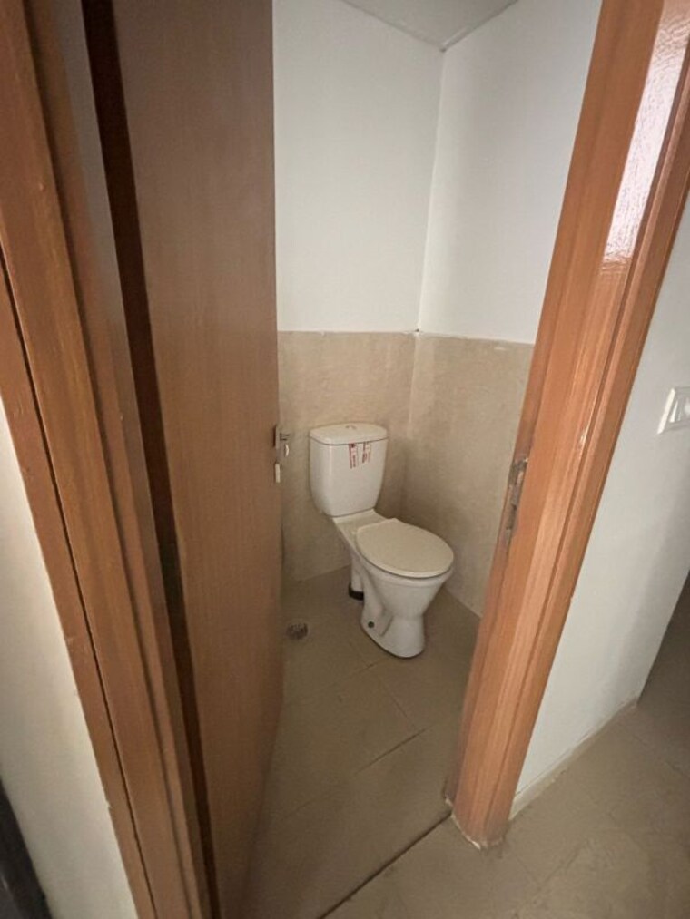 Bathroom, pioneer-park-phase-1 2 Bedroom 1200 Sq.Ft. Apartment In Sector 61 Gurgaon 10044179