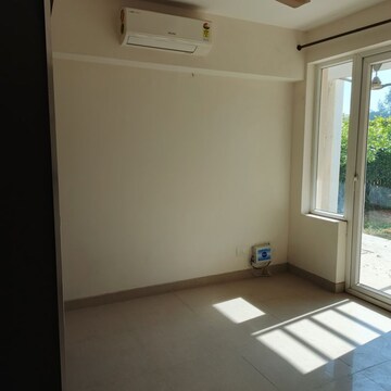 Room in 2 BHK Apartment at Pioneer Park Phase 1, Sector 61 – for Rent