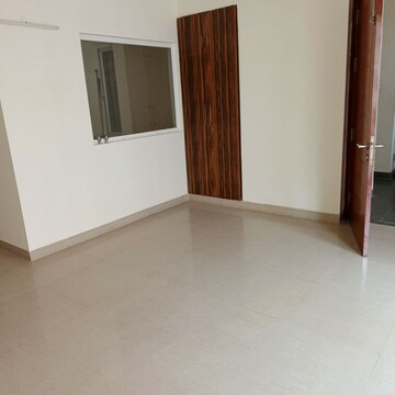 Room in 2 BHK Apartment at Pioneer Park Phase 1, Sector 61 – for Rent