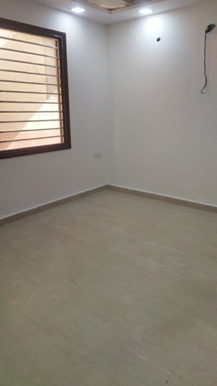 Room, rohini sector 24 3 Bedroom 850 Sq.Ft. Builder Floor In Rohini Sector 24 Delhi 10044251