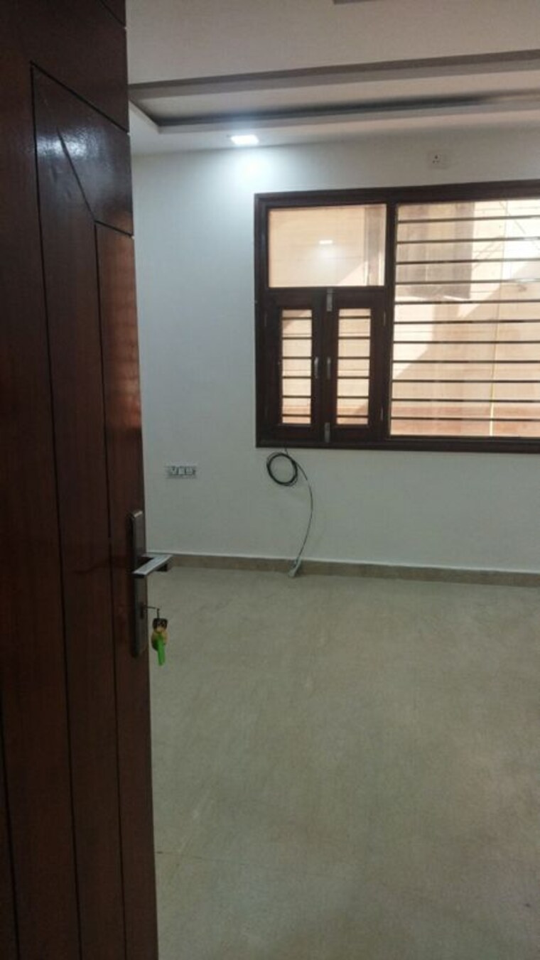 Room, rohini sector 24 3 Bedroom 850 Sq.Ft. Builder Floor In Rohini Sector 24 Delhi 10044251
