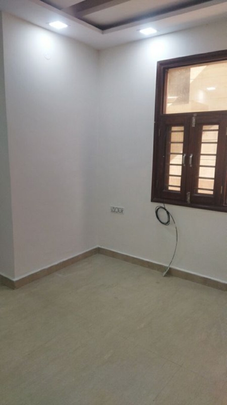 Room, rohini sector 24 3 Bedroom 850 Sq.Ft. Builder Floor In Rohini Sector 24 Delhi 10044251