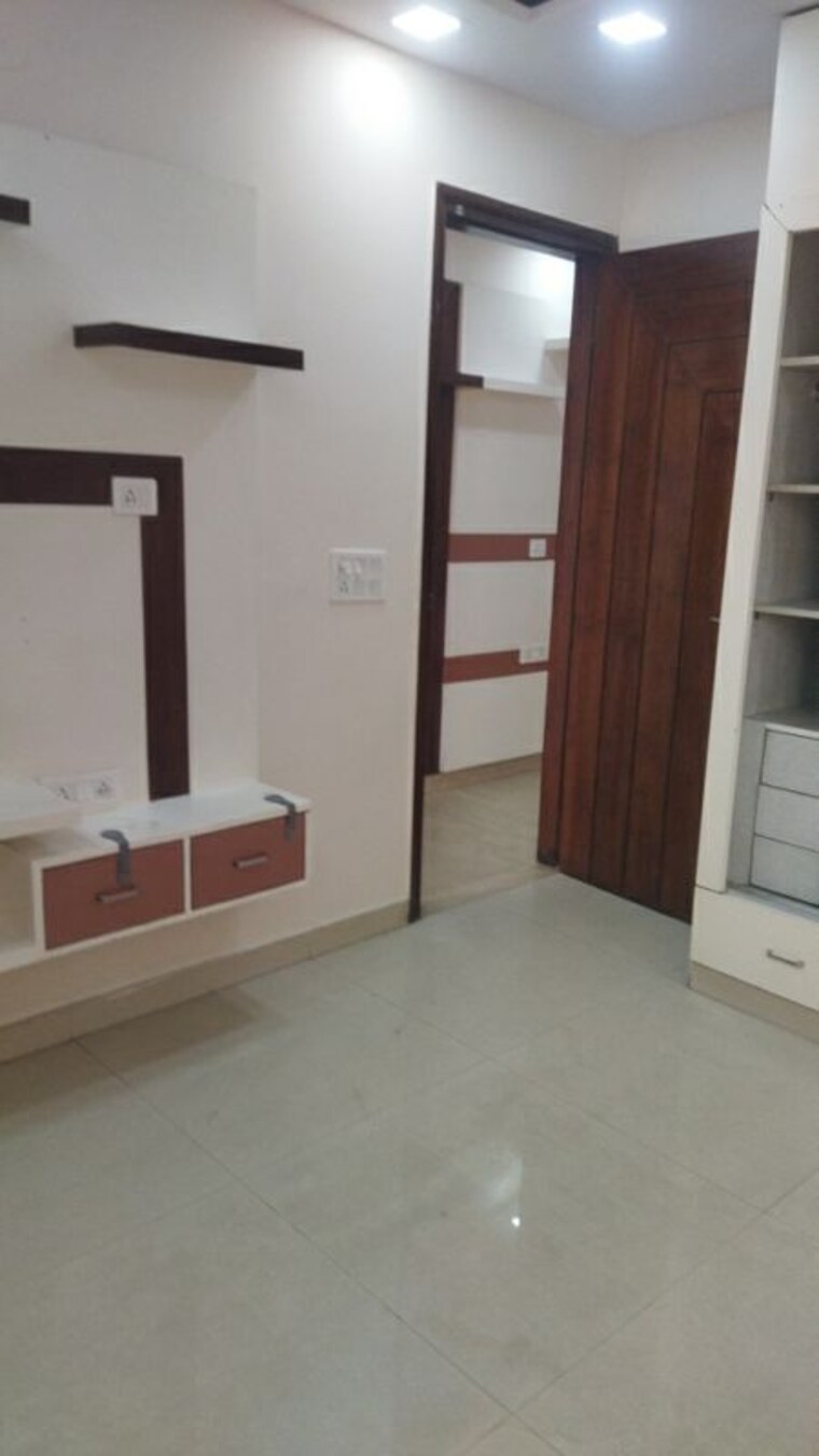 Room, rohini sector 24 3 Bedroom 850 Sq.Ft. Builder Floor In Rohini Sector 24 Delhi 10044251