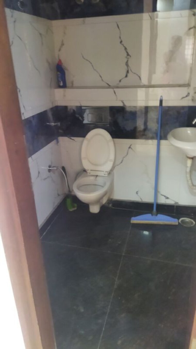 Bathroom, rohini sector 24 3 Bedroom 850 Sq.Ft. Builder Floor In Rohini Sector 24 Delhi 10044251