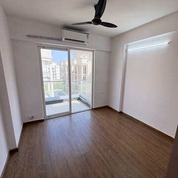 Room in 3 BHK Apartment at Signature Global City, Sector 37d – for Rent