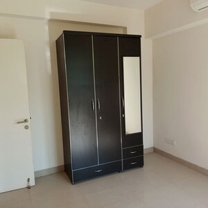 Room in 2.5 BHK Apartment at Pioneer Park Phase 1, Sector 61 – for Rent