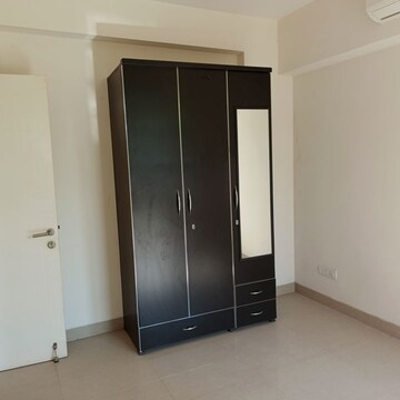 Room in 2.5 BHK Apartment at Pioneer Park Phase 1, Sector 61 – for Rent