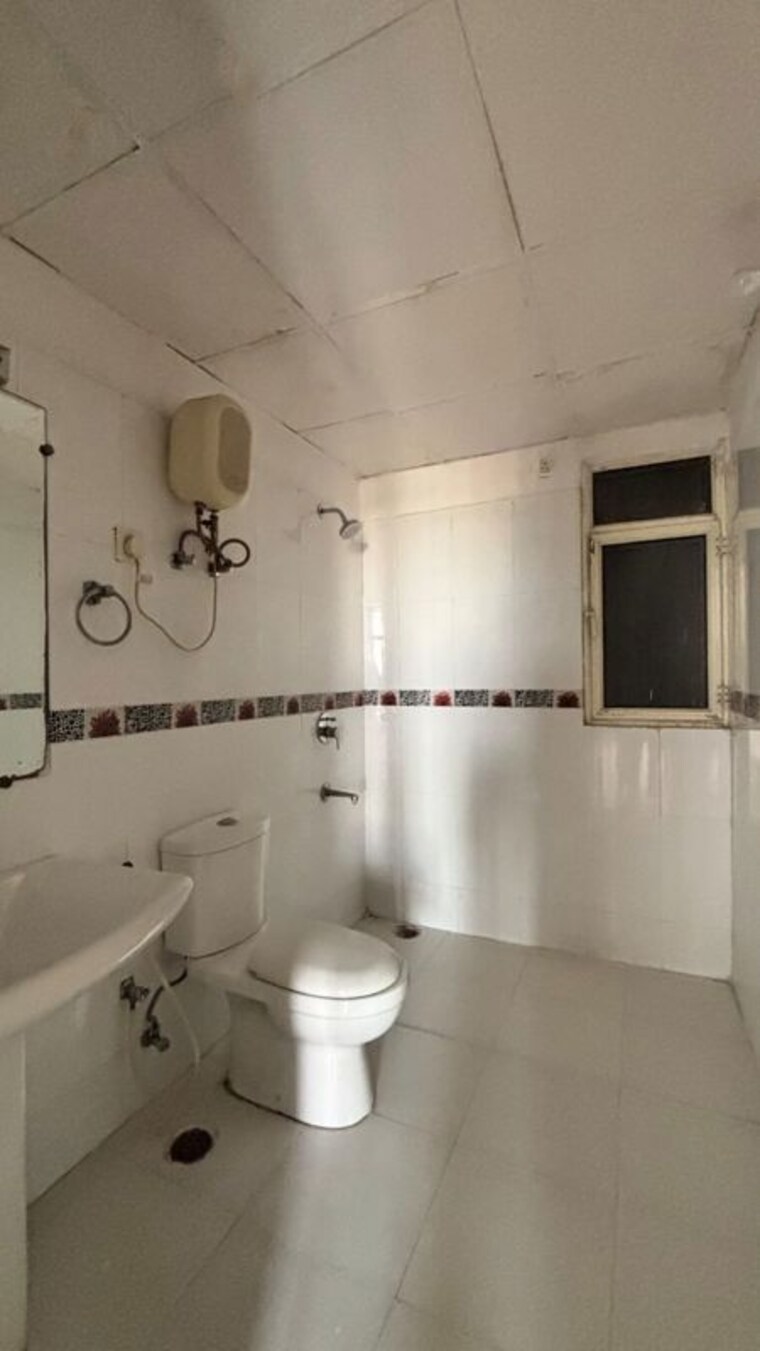 Bathroom, paras-tierea 3.5 Bedroom 1900 Sq.Ft. Apartment In Sector 137 Noida 10044307