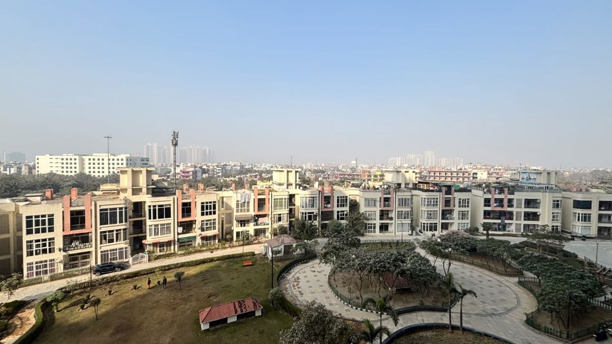 3.5 BHK + Pooja Room Apartment For Rent in Paras Tierea