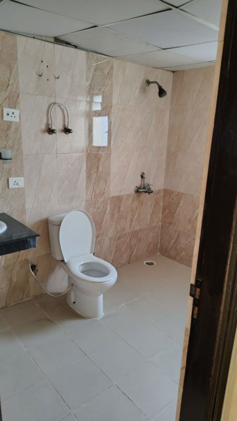 Bathroom, paras-tierea 3.5 Bedroom 1900 Sq.Ft. Apartment In Sector 137 Noida 10044307