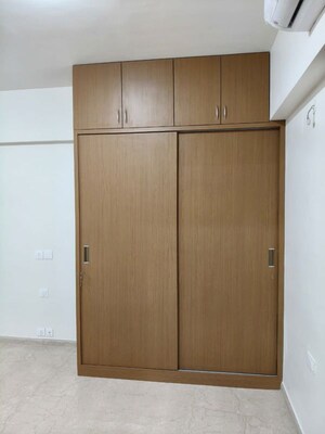 Room in 3 BHK Apartment at Kalpataru Magnus, Bandra East – for Rent