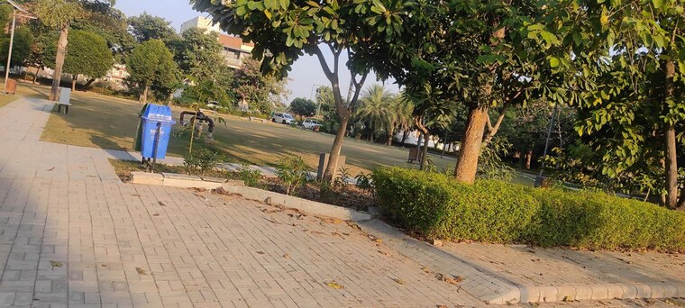 Garden, dlf-hyde-park  250 Sq.Yd. Plot In South Mullanpur Chandigarh 10044332
