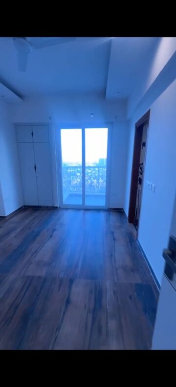 Room in 3 BHK Apartment at Indrapuram – for Sale