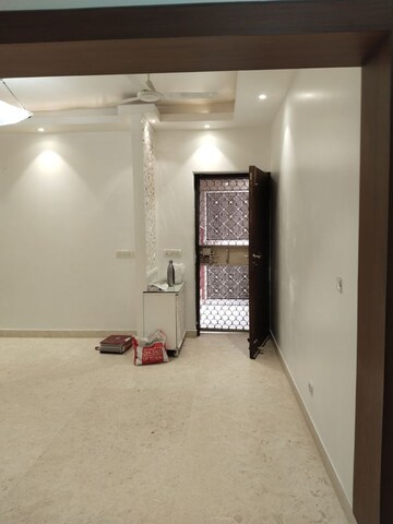 Room in 4 BHK Apartment at Sarita Vihar – for Sale