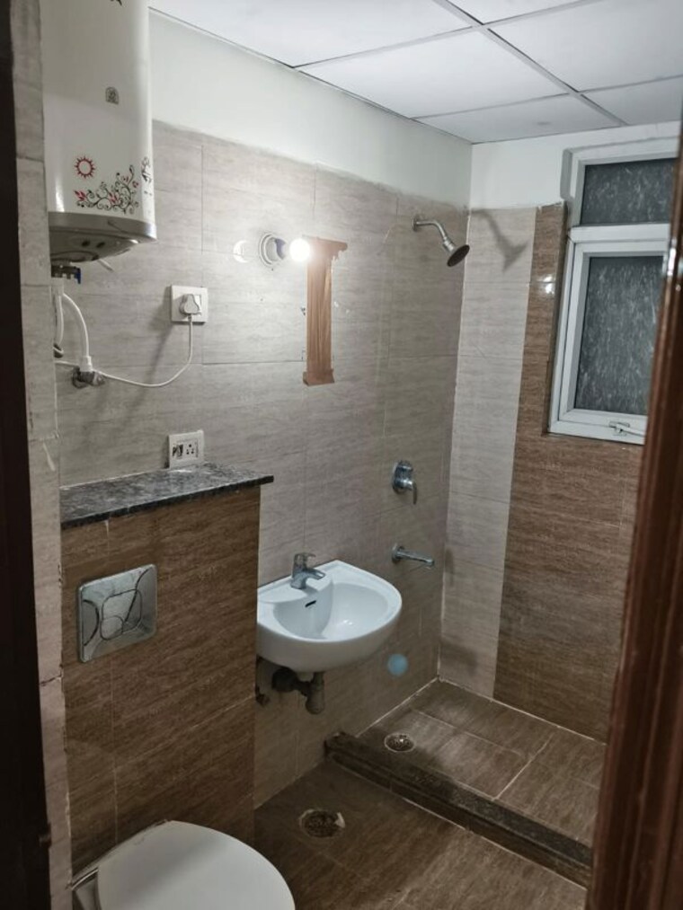 Bathroom, vip road 2 Bedroom 1250 Sq.Ft. Apartment In Vip Road Zirakpur 10044562