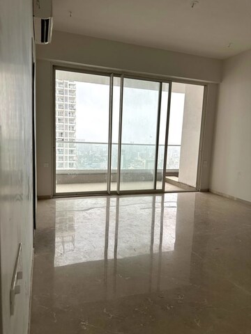 Room in 3.5 BHK Apartment at Omkar Alta Monte, Malad East – for Rent