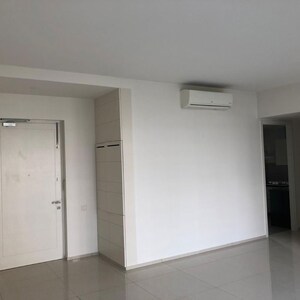 Room in 3 BHK Apartment at Pioneer Park Phase 1, Sector 61 – for Rent