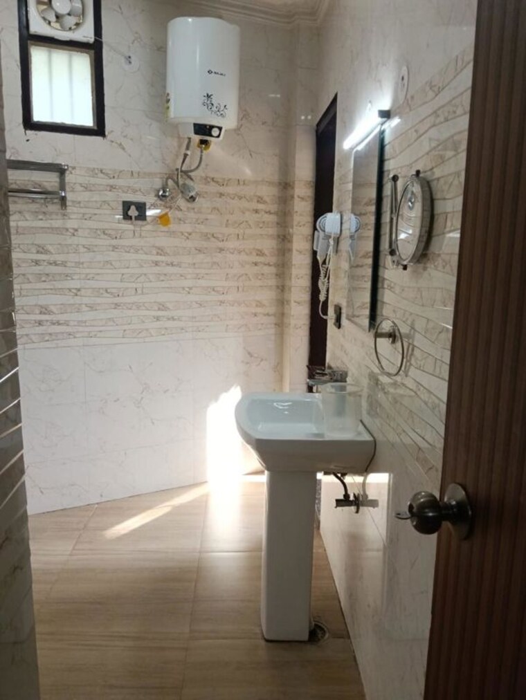 Bathroom, hong-kong-bazaar 3 Bedroom 1800 Sq.Ft. Builder Floor In Sector 57 Gurgaon 10044823