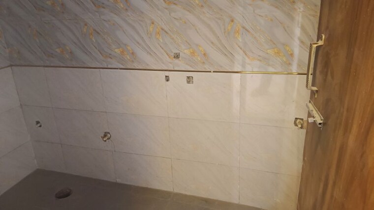 Bathroom, sector 73 2 Bedroom 1000 Sq.Ft. Builder Floor In Sector 73 Noida 10044883