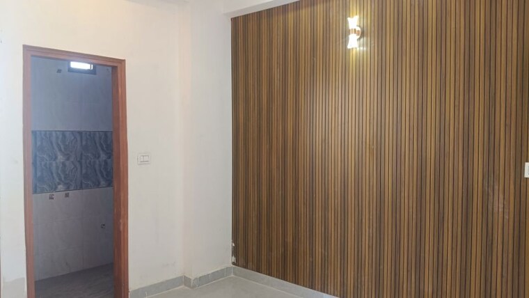 Room, sector 73 2 Bedroom 1000 Sq.Ft. Builder Floor In Sector 73 Noida 10044883