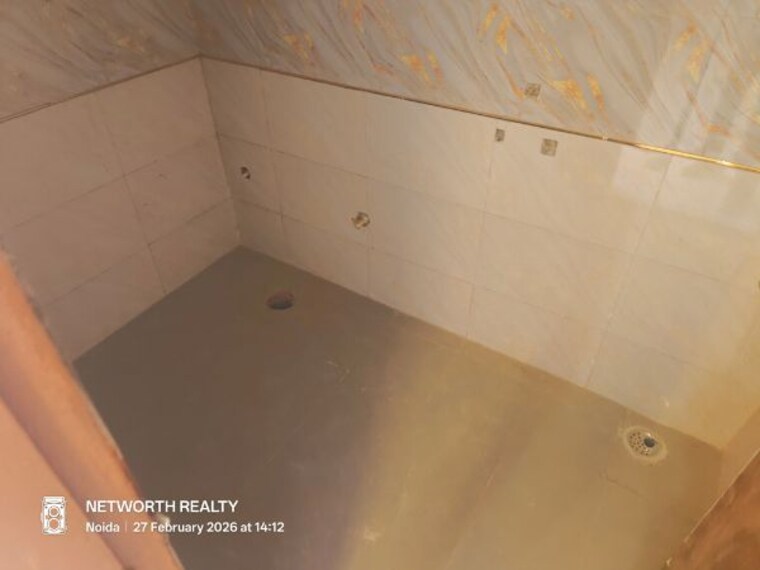 Bathroom, sector 73 2 Bedroom 1000 Sq.Ft. Builder Floor In Sector 73 Noida 10044885