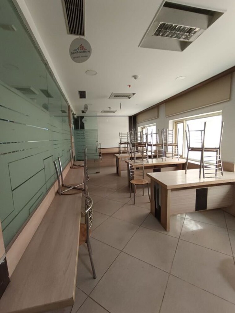 Balcony, sector 16 Commercial Office Space 7000 Sq.Ft. In Sector 16 Noida 10044952