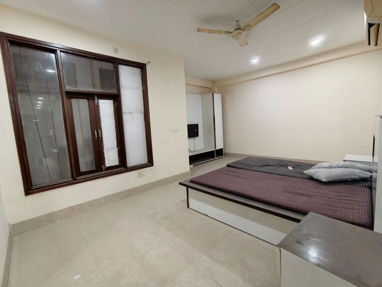 Room, risland-sky-mansion 4 Bedroom 210 Sq.Yd. Apartment In Chattarpur Delhi 10045034