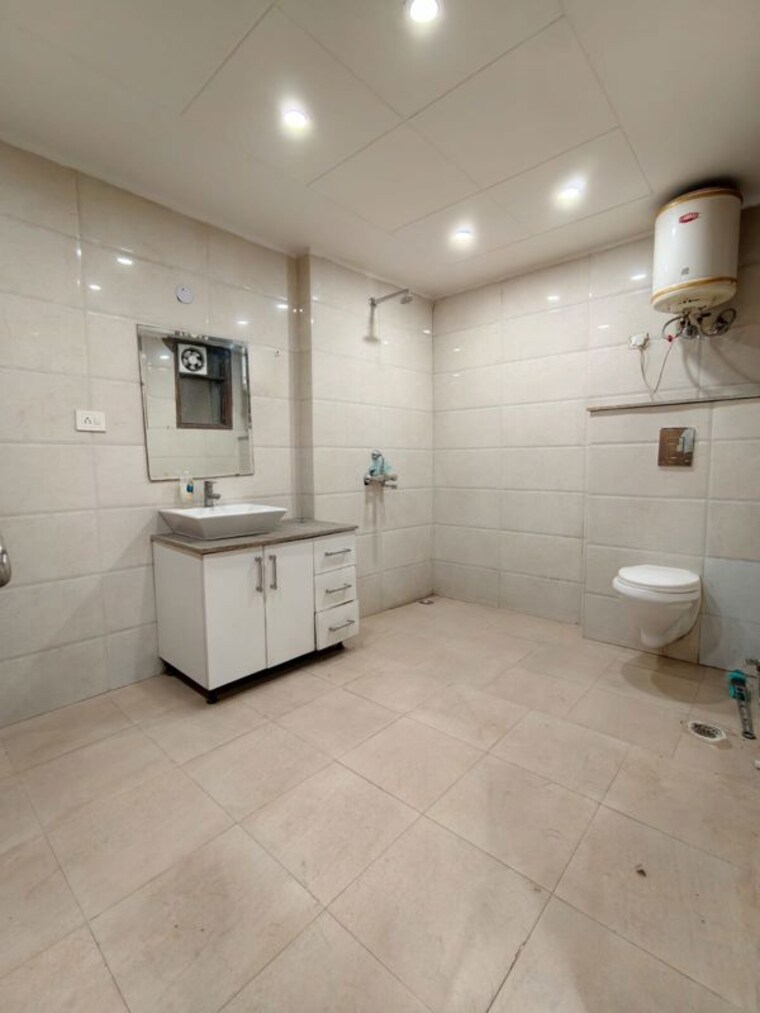 Bathroom, risland-sky-mansion 4 Bedroom 210 Sq.Yd. Apartment In Chattarpur Delhi 10045034