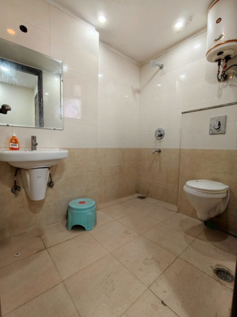 Bathroom, risland-sky-mansion 4 Bedroom 210 Sq.Yd. Apartment In Chattarpur Delhi 10045034