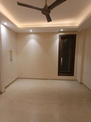 Room in 4 BHK Builder Floor at DLF The Grove, Sector 54 – for Rent