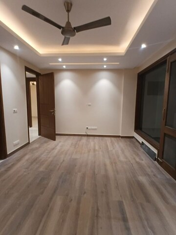 Room in 4 BHK Builder Floor at DLF The Grove, Sector 54 – for Rent