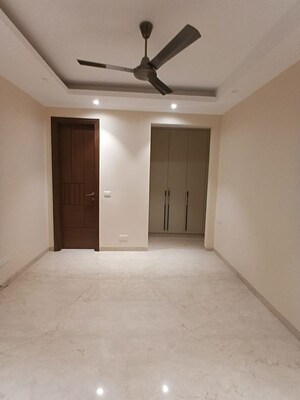 Room in 4 BHK Builder Floor at DLF The Grove, Sector 54 – for Rent