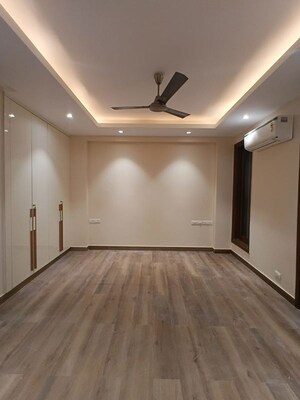 Room in 4 BHK Builder Floor at DLF The Grove, Sector 54 – for Rent