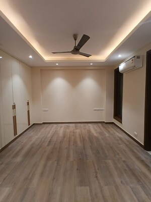 Room in 4 BHK Builder Floor at DLF The Grove, Sector 54 – for Rent