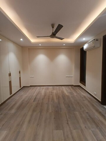 Room in 4 BHK Builder Floor at DLF The Grove, Sector 54 – for Rent