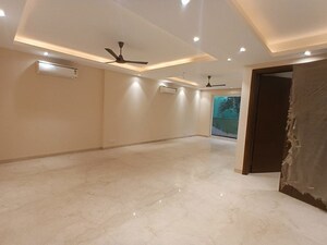 Room in 4 BHK Builder Floor at DLF The Grove, Sector 54 – for Rent