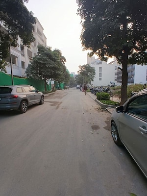 Parking in 4 BHK Builder Floor at DLF The Grove, Sector 54 – for Rent