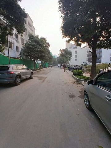 Parking in 4 BHK Builder Floor at DLF The Grove, Sector 54 – for Rent