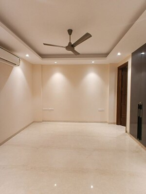 Room in 4 BHK Builder Floor at DLF The Grove, Sector 54 – for Rent