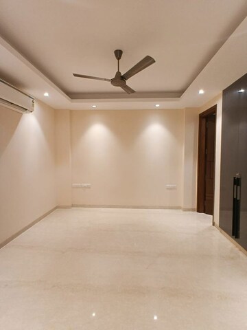 Room in 4 BHK Builder Floor at DLF The Grove, Sector 54 – for Rent