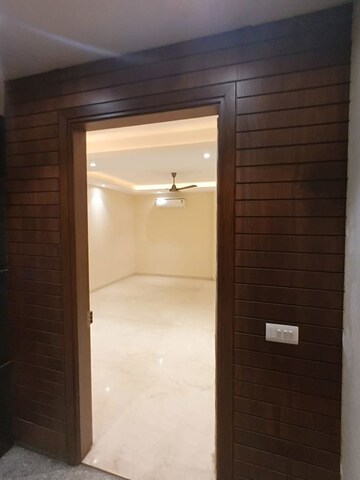 Room in 4 BHK Builder Floor at DLF The Grove, Sector 54 – for Rent